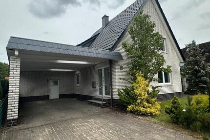 Großzügiges Einfamilienhaus mit Wintergarten, Pool & Carport