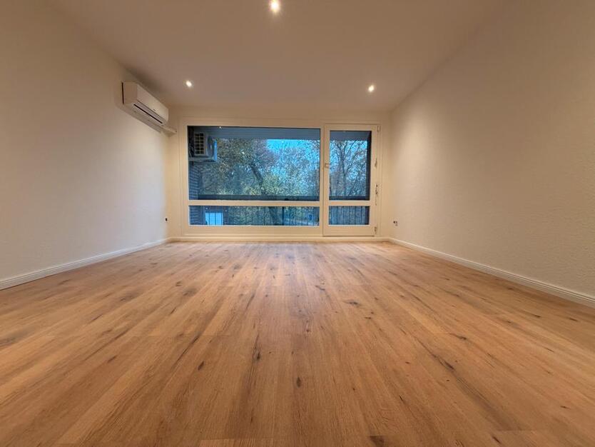 Hochwertig saniertes 2-Zimmer-Apartment mit Balkon & Klimaanlage zimmer