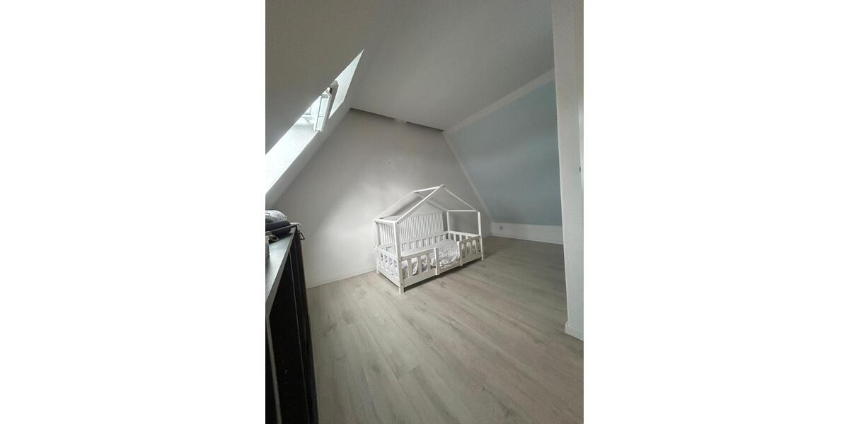 Elegante 4 Zimmer Wohnung mit eigenen Garten und Pool. 4 zimmer