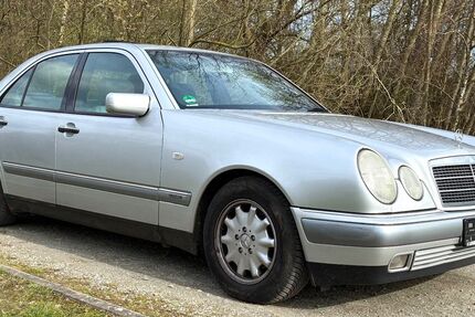 Mercedes-Benz E 230 174.000 km 1.990 &euro; Bremen 28197