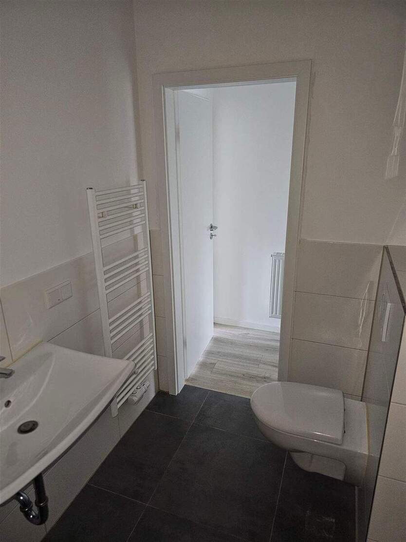 Geheimtipp im Viertel 2 ruhige, helle, geräumige Zimmer über den Dächern der Mathildenstrasse. Erstbezug nach Sanierung. Ideal für Single oder Pa 2 zimmer
