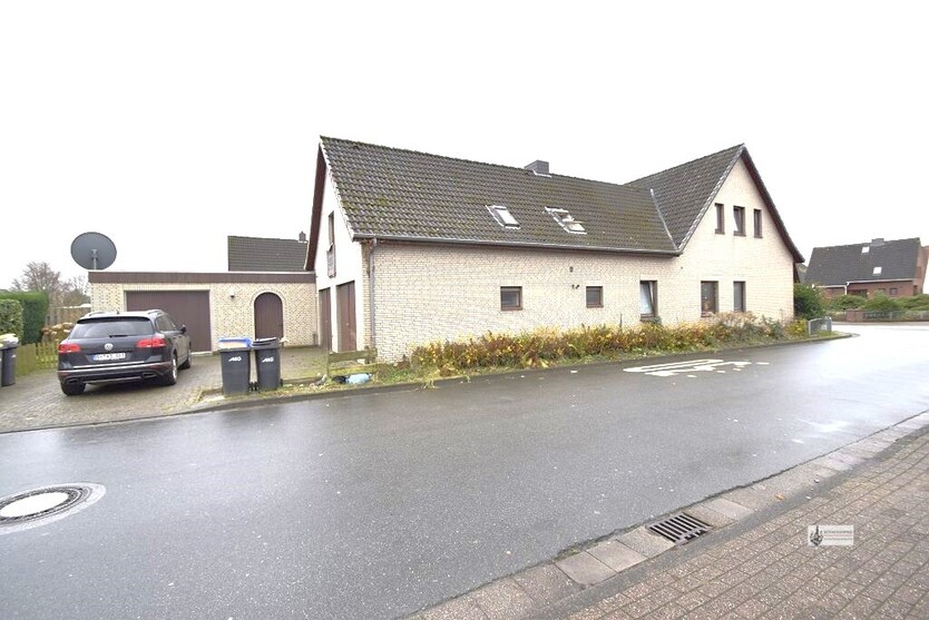3 Fam. Haus mitten in Syke + Garagen + lfd. Mietverträge mit Renovierungsbedarf 7 zimmer