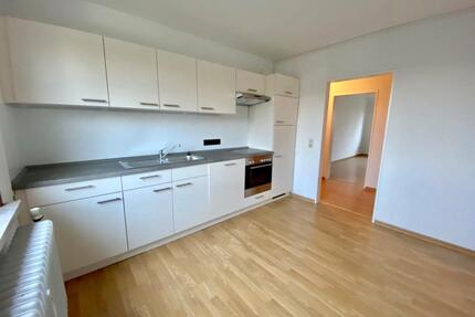 Helle 4-Zimmer-Wohnung mit Balkon, Einbauküche & Tageslichtbad –
