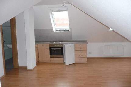 Kleine Dachgeschosswohnung in zentraler Lage! 1 zimmer