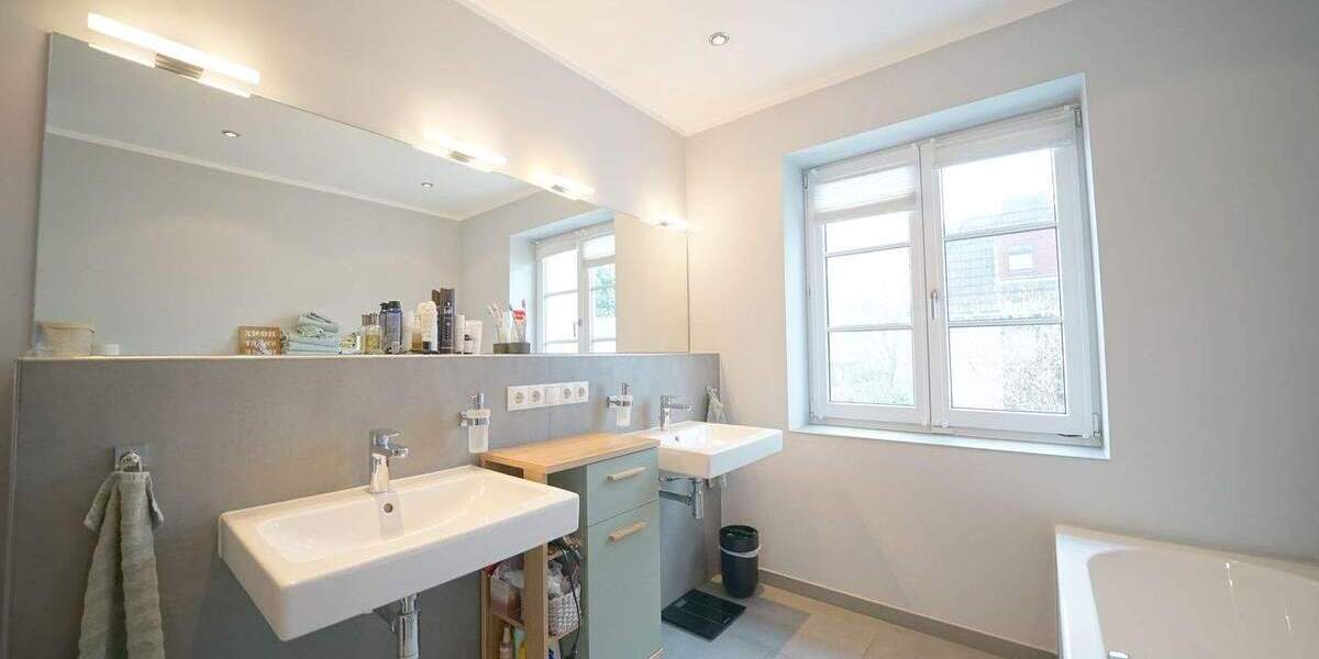 Reihenmittelhaus Bremen Schwachhausen - 8 Zimmer, 207 m&sup2;, 949.000&euro; | Angebot:25769345