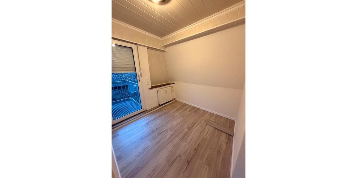 Dachgeschoßwohnung Bremen Neustadt - 6.5 Zimmer, 158 m&sup2;, 1.800&euro; | Angebot:25236213