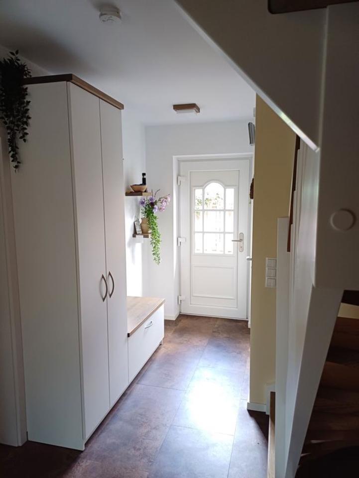 Attraktive DHH mit 5 Zimmern, überdachter Terrasse, PV, WP, FBH