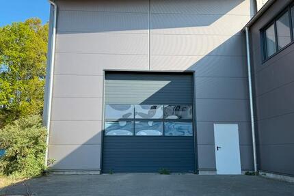 Modernes Hochregal – erweiterbar um Büro- und Lagerflächen zimmer