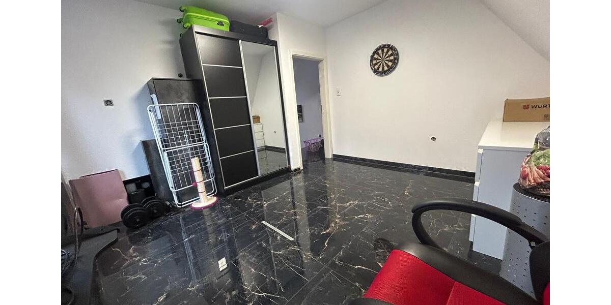 Elegante 4 Zimmer Wohnung mit eigenen Garten und Pool. 4 zimmer