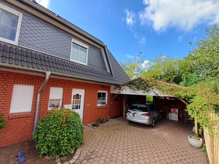 Attraktive DHH mit 5 Zimmern, überdachter Terrasse, PV, WP, FBH