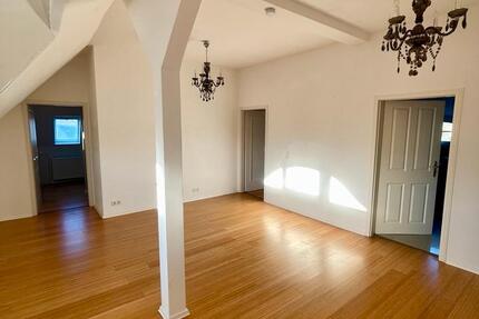 Wunderschöne 4-Zimmer-Dachgeschosswohnung in 28307 zu vermieten 4 zimmer