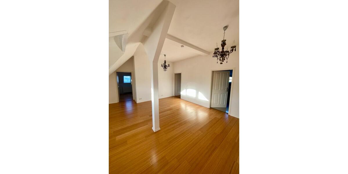 Wunderschöne 4-Zimmer-Dachgeschosswohnung in 28307 zu vermieten 4 zimmer