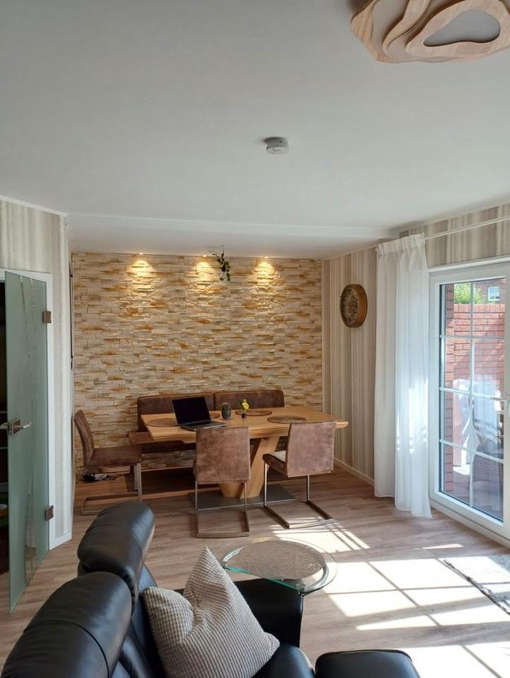 Attraktive DHH mit 5 Zimmern, überdachter Terrasse, PV, WP, FBH