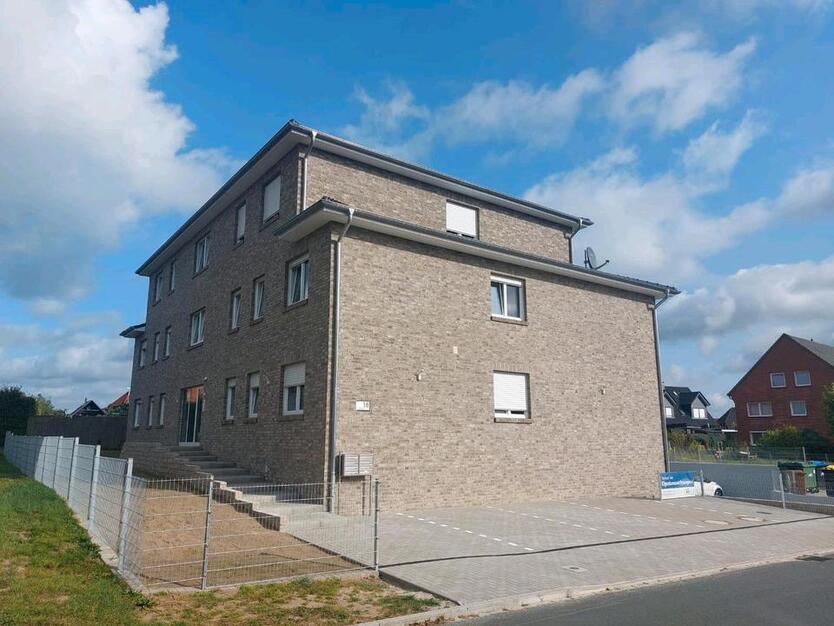 Erstbezug: Seniorengerechte 3 Zimmer Wohnung mit Balkon & Garage zimmer