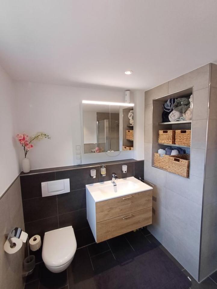 Attraktive DHH mit 5 Zimmern, überdachter Terrasse, PV, WP, FBH
