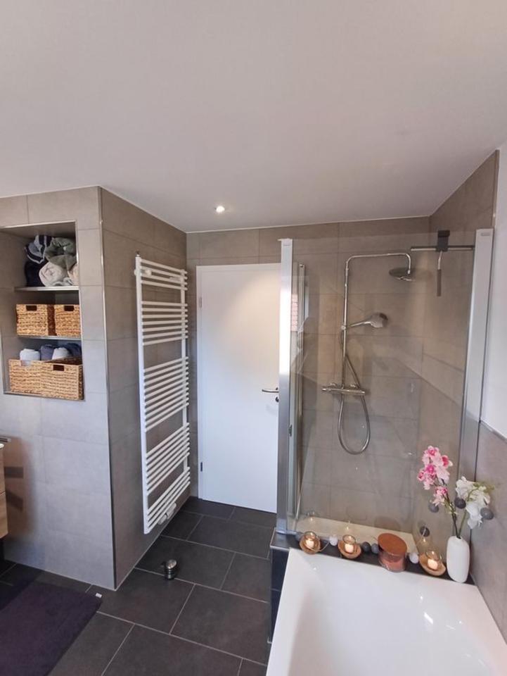 Attraktive DHH mit 5 Zimmern, überdachter Terrasse, PV, WP, FBH