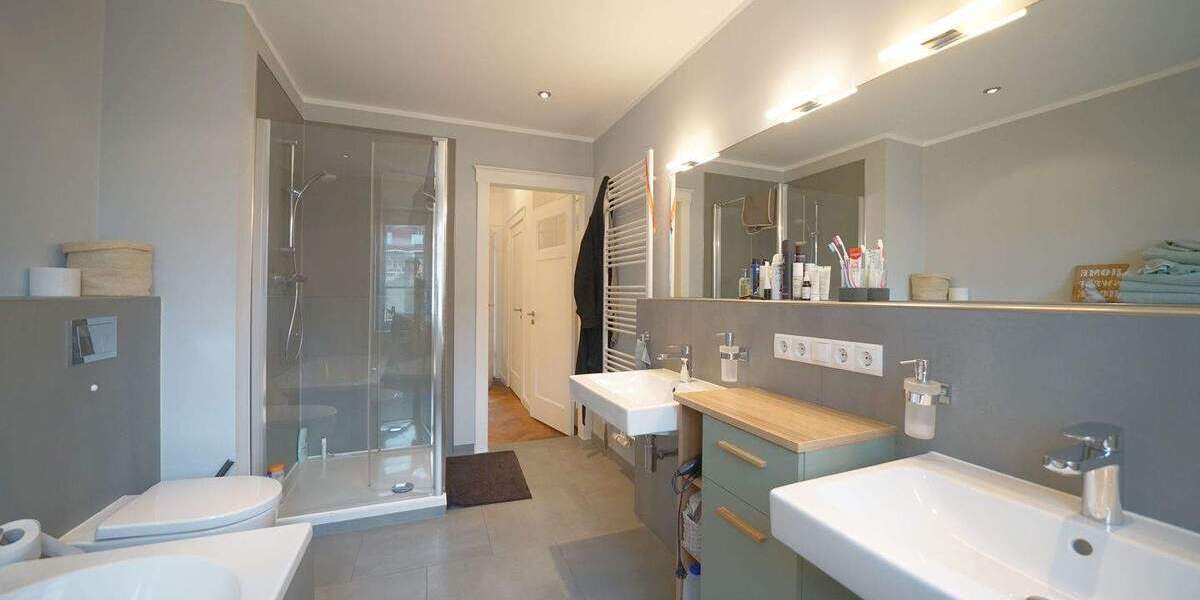 Reihenmittelhaus Bremen Schwachhausen - 8 Zimmer, 207 m&sup2;, 949.000&euro; | Angebot:25769345