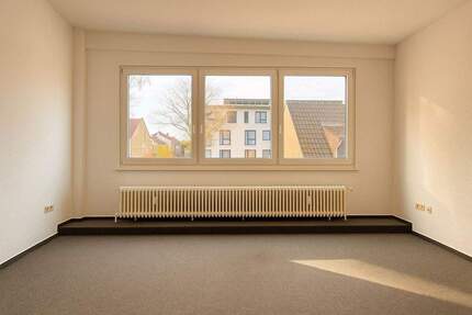 Zentral gelegene Bürofläche im 1. OG in Bremen-Hastedt über derzeit leerstehender Werkstatt zimmer