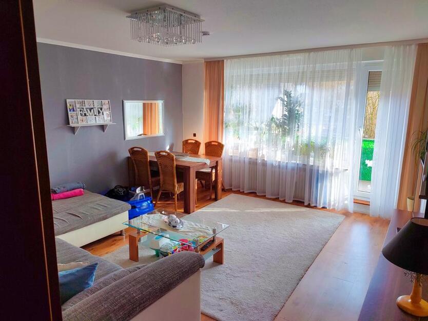 Gepflegte 4-Zimmer-Wohnung mit EBK und Stellplatz zimmer