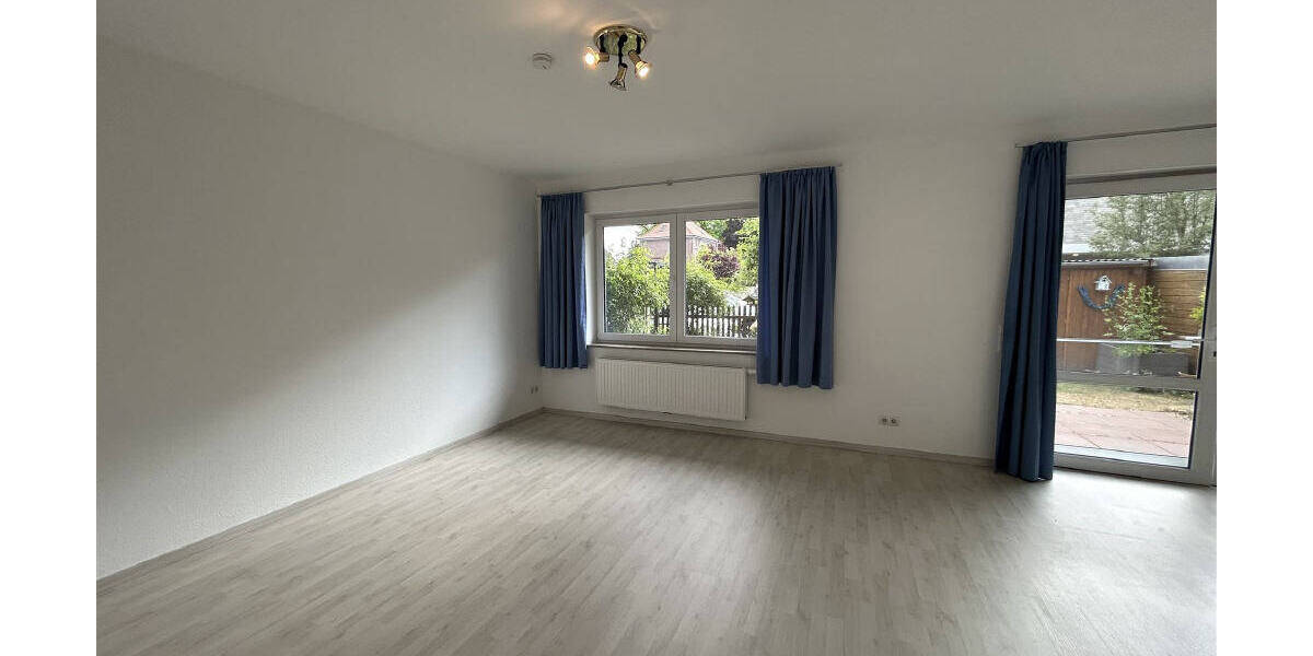 Keine Käuferprovision ! Helle Erdgeschosswohnung mit überdachtem Eingang, Terrasse und Stellplatz 2 zimmer