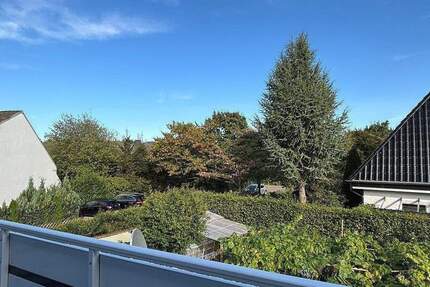 **ERSTBEZUG nach RENOVIERUNG**Gemütliche 3 Zimmer-DG-Whg. mit Balkon**RUHIGE NEBENSTRASSE** 3 zimmer
