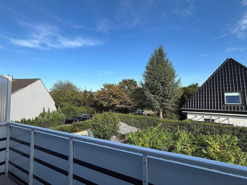 **ERSTBEZUG nach RENOVIERUNG**Gemütliche 3 Zimmer-DG-Whg. mit Balkon**RUHIGE NEBENSTRASSE** 3 zimmer