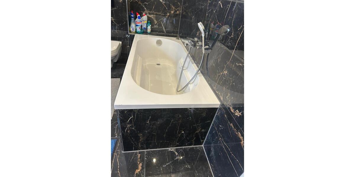 Elegante 4 Zimmer Wohnung mit eigenen Garten und Pool. 4 zimmer