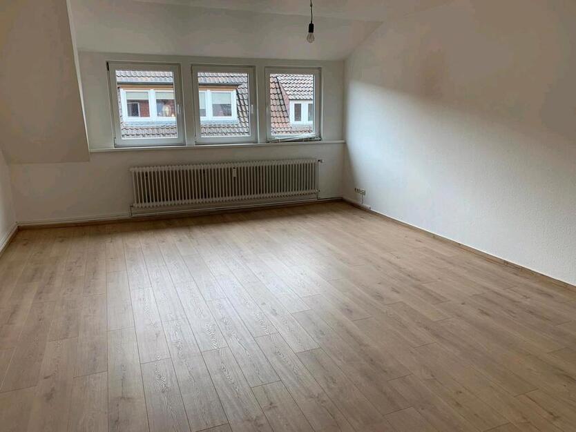großer, heller Praxisraum zimmer