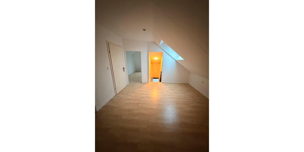 Dachgeschoßwohnung Bremen Neustadt - 6.5 Zimmer, 158 m&sup2;, 1.800&euro; | Angebot:25236213