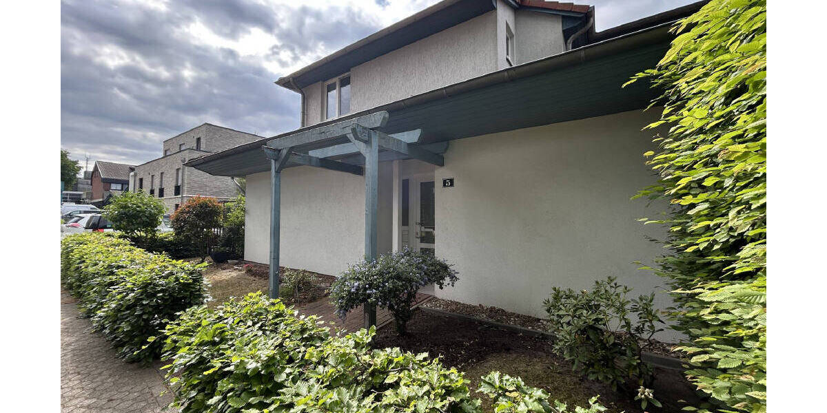 Keine Käuferprovision ! Helle Erdgeschosswohnung mit überdachtem Eingang, Terrasse und Stellplatz 2 zimmer