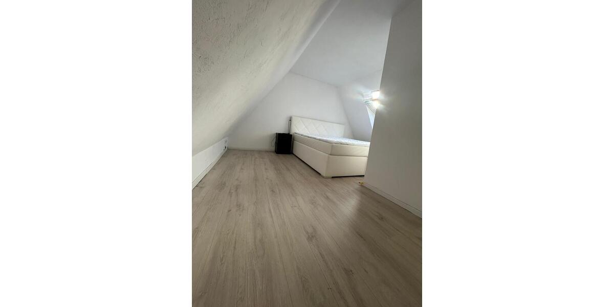 Elegante 4 Zimmer Wohnung mit eigenen Garten und Pool. 4 zimmer