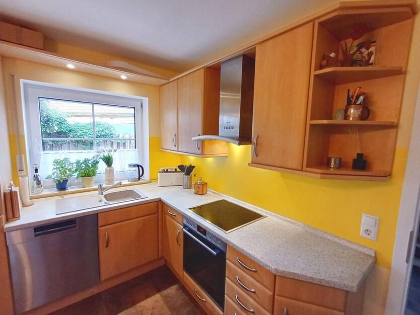 Attraktive DHH mit 5 Zimmern, überdachter Terrasse, PV, WP, FBH