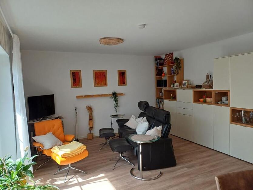 Attraktive DHH mit 5 Zimmern, überdachter Terrasse, PV, WP, FBH