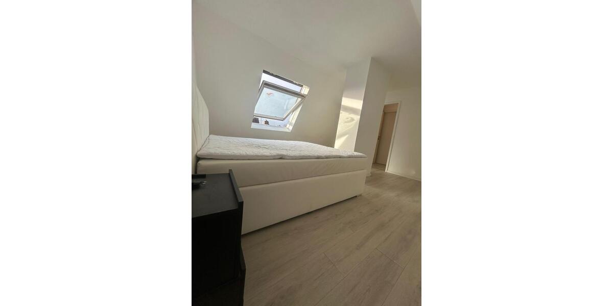 Elegante 4 Zimmer Wohnung mit eigenen Garten und Pool. 4 zimmer