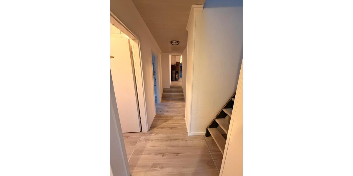 Dachgeschoßwohnung Bremen Neustadt - 6.5 Zimmer, 158 m&sup2;, 1.800&euro; | Angebot:25236213