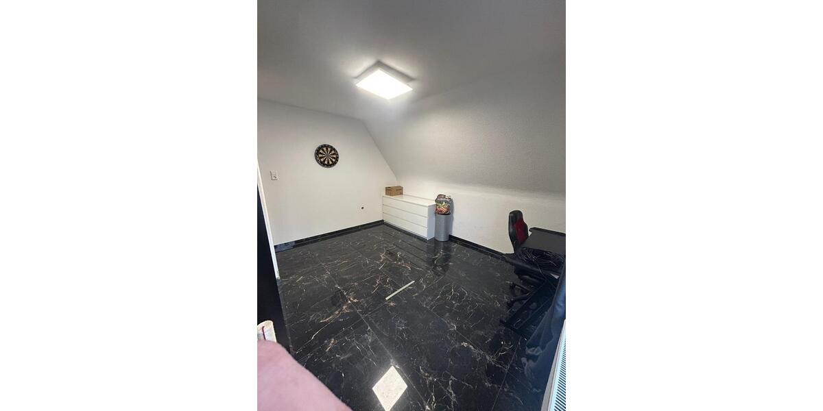 Elegante 4 Zimmer Wohnung mit eigenen Garten und Pool. 4 zimmer