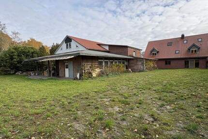 Mehrfamilienhaus mit Gewerbehalle zimmer