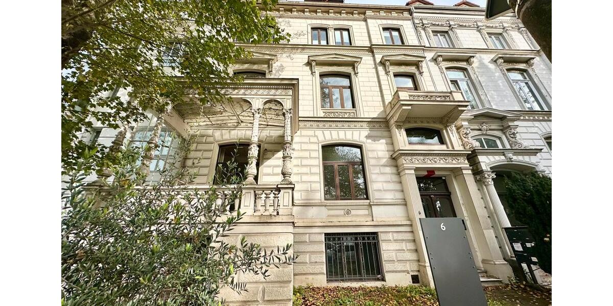 MAGELLAN REAL ESTATE: Charmante Wohnung im Dachgeschoss einer historischen Stadtvilla am Osterdeich 4 zimmer