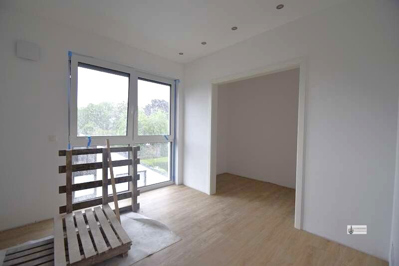 Penthouse - Wohnung Neubau 2 Zimmer zum 1.7. 2026 mit Rollläden + Stellplatz ohne Küche - Einfamilienhaus Weyhe Leeste | Angebot:26764876