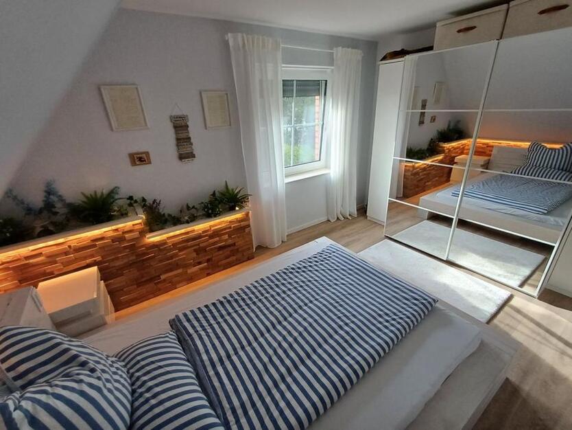 Attraktive DHH mit 5 Zimmern, überdachter Terrasse, PV, WP, FBH