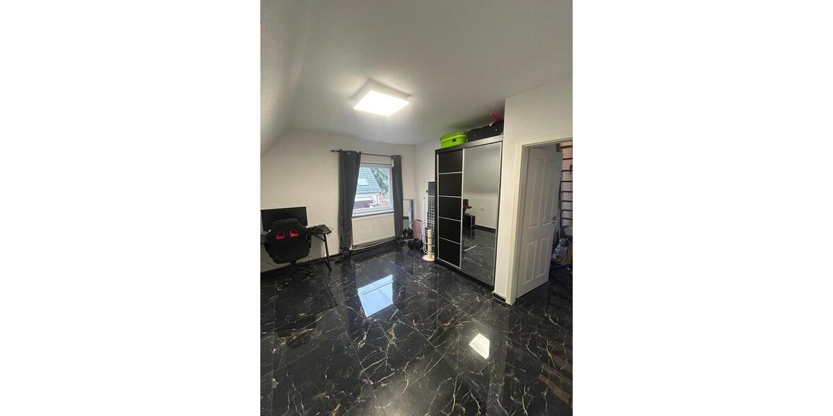 Elegante 4 Zimmer Wohnung mit eigenen Garten und Pool. 4 zimmer